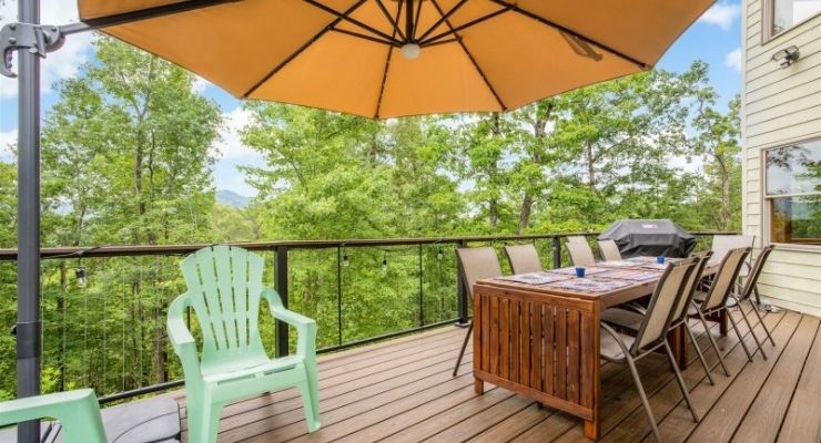 STAYGVL home in Pickens, SC deck