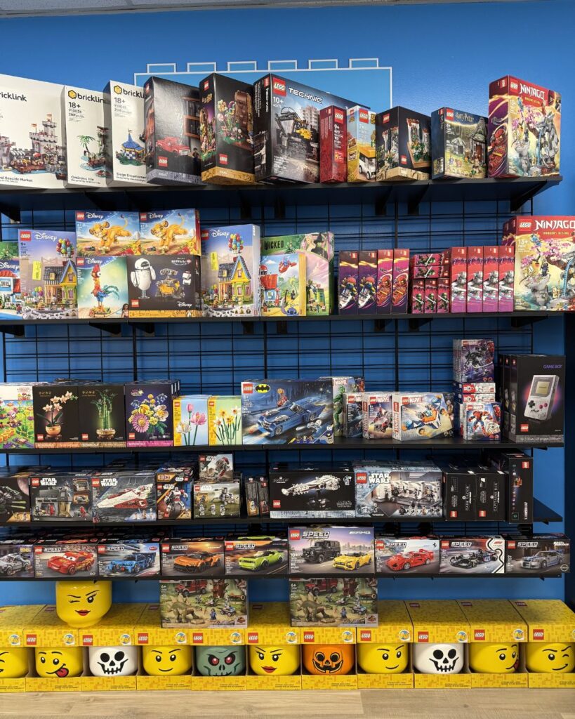 Bricks & Minifigs