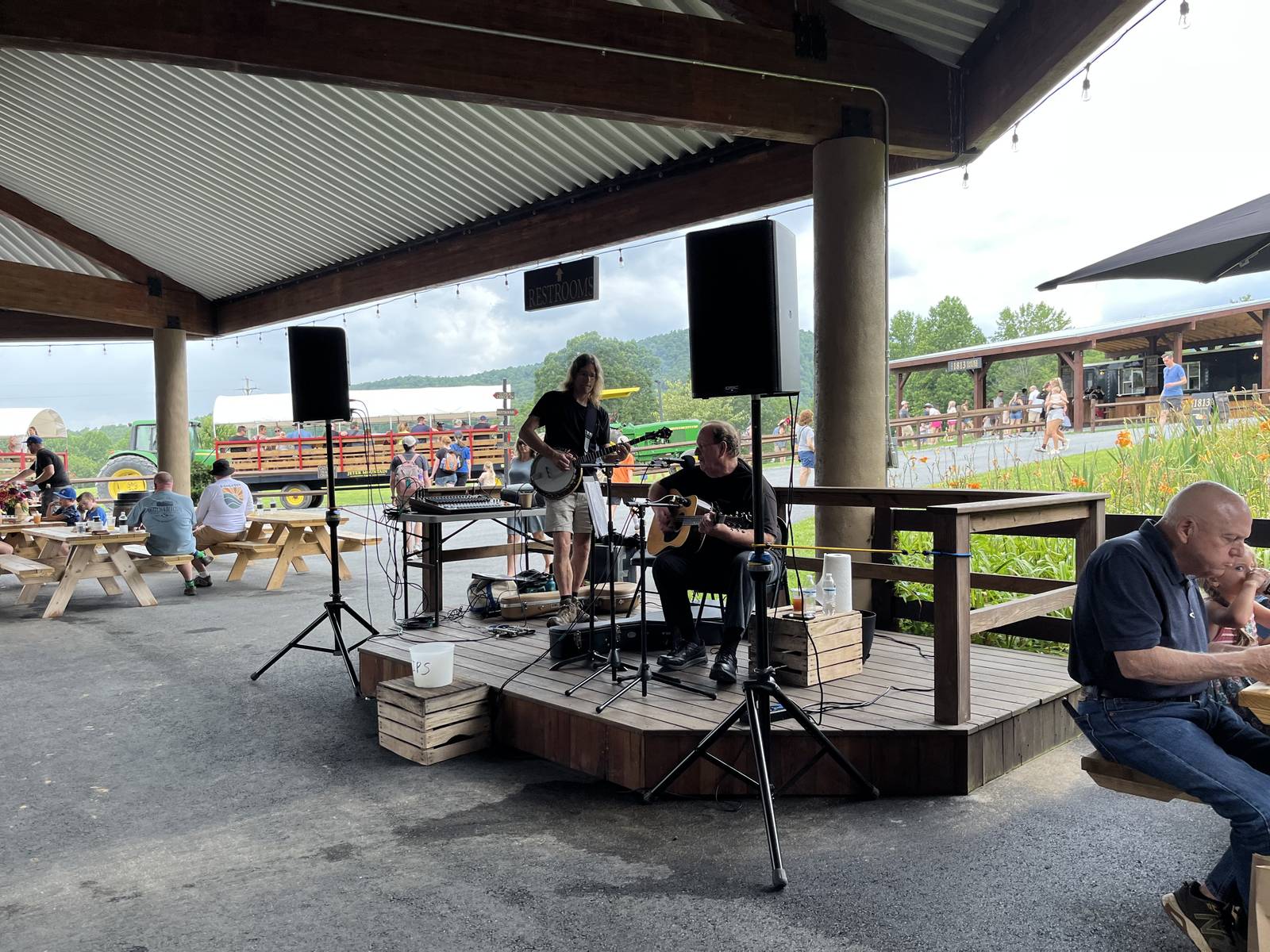 Live bluegrass music at Jeter Mountain Farm Hendersonville NC